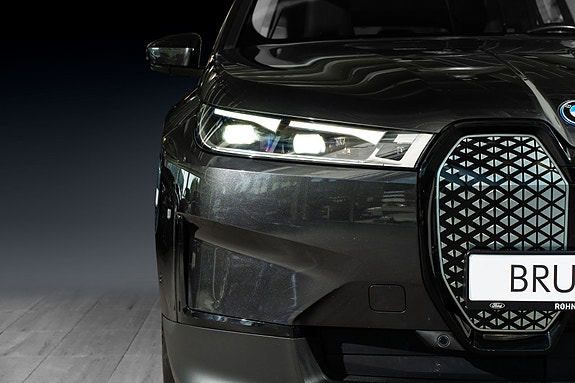 BMW iX 4 of 5