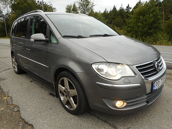 Volkswagen Touran 2 of 5