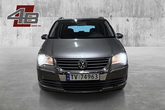 Volkswagen Touran 2 of 5
