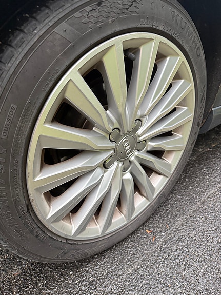 Audi e-tron 4 of 5
