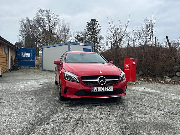 Mercedes-Benz A180 2 of 5