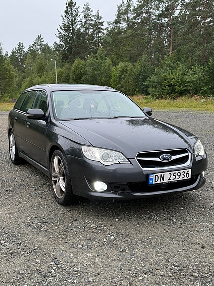 Subaru Legacy 2 of 5