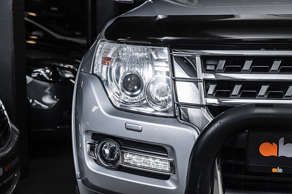 Mitsubishi Pajero 4 of 5