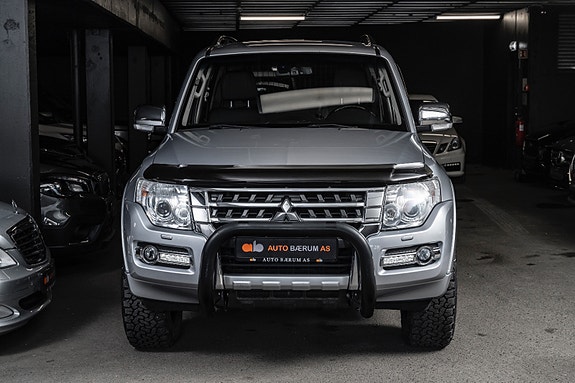 Mitsubishi Pajero 3 of 5