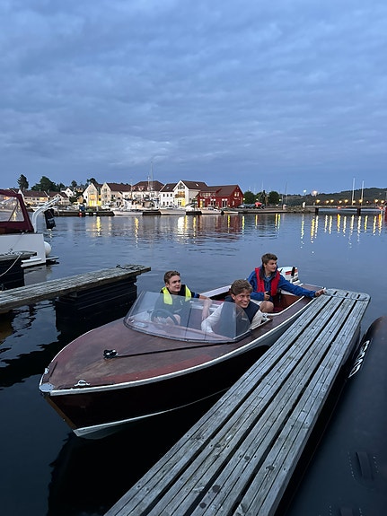 Speedbåt av tre fra Nordfjord 1956 – 25HK inkl bilhenger sjelden mulighet 3 of 10