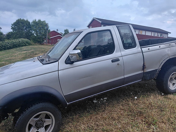 Nissan King Cab 4 of 5