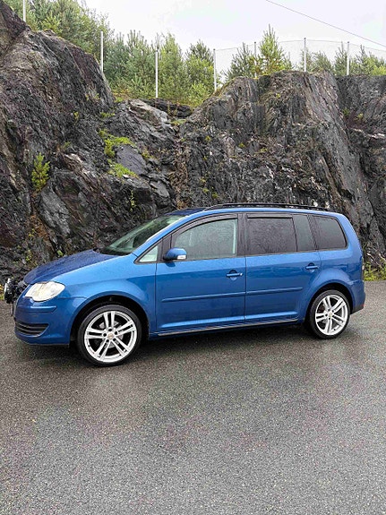 Volkswagen Touran 3 of 5