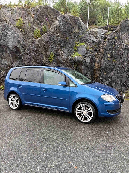 Volkswagen Touran 2 of 5