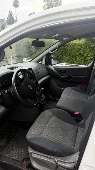 Hyundai H-1 4 of 5