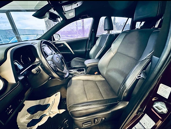 Toyota RAV4 8 of 17