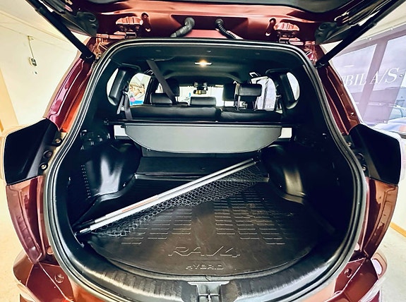Toyota RAV4 6 of 17