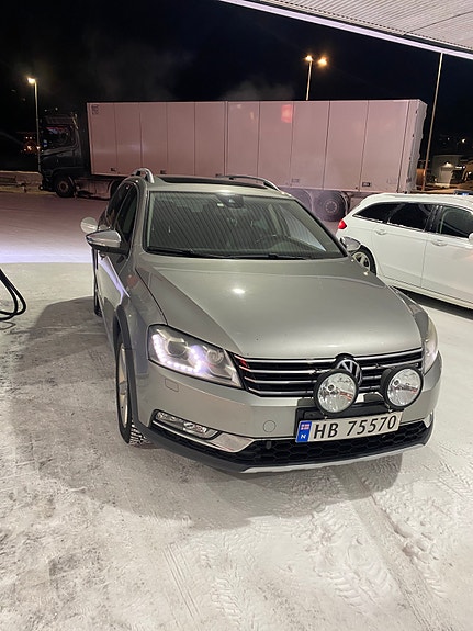 Volkswagen Passat 2 of 5