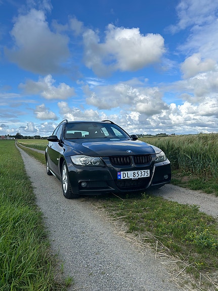 BMW 320d 2 of 5