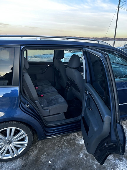 Volkswagen Touran 4 of 8