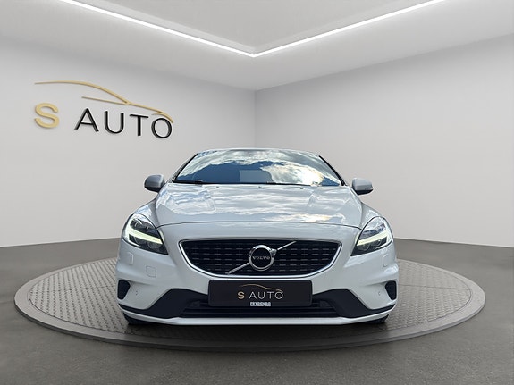 Volvo V40 2 of 21