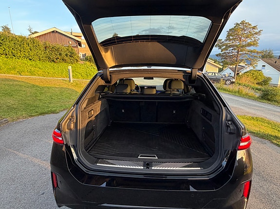 BMW i5 12 of 25