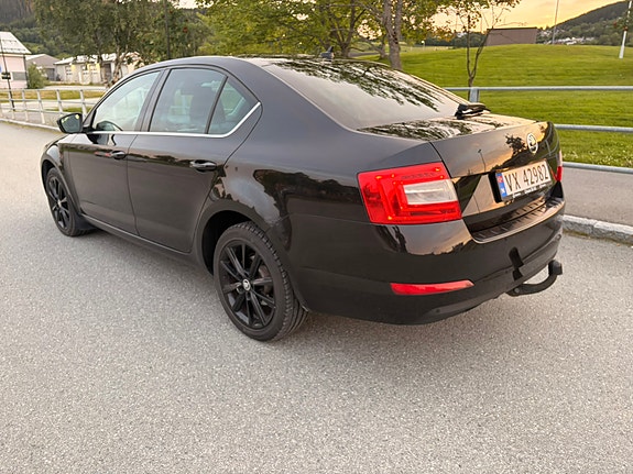 Skoda Octavia 2 of 5
