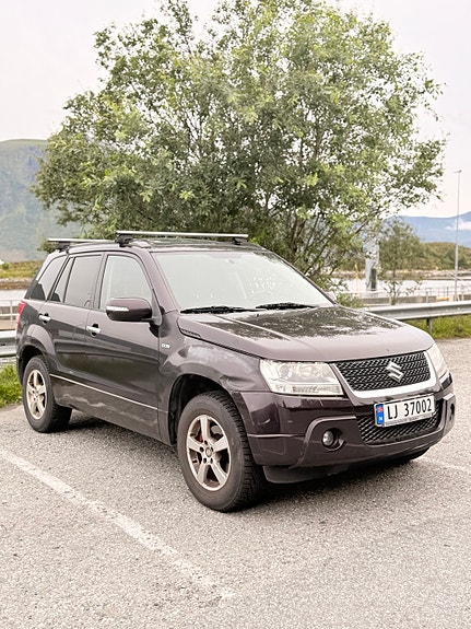 Suzuki Grand Vitara 2 of 5
