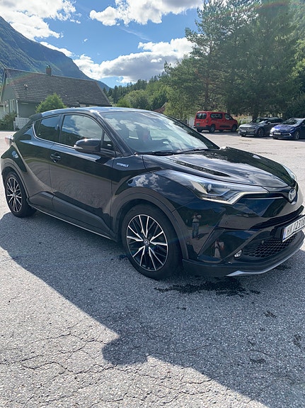 Toyota C-HR 2 of 5