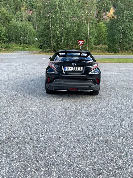 Toyota C-HR 4 of 5