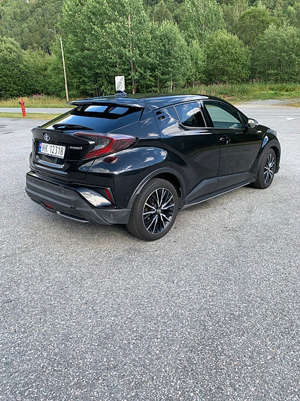 Toyota C-HR 3 of 5