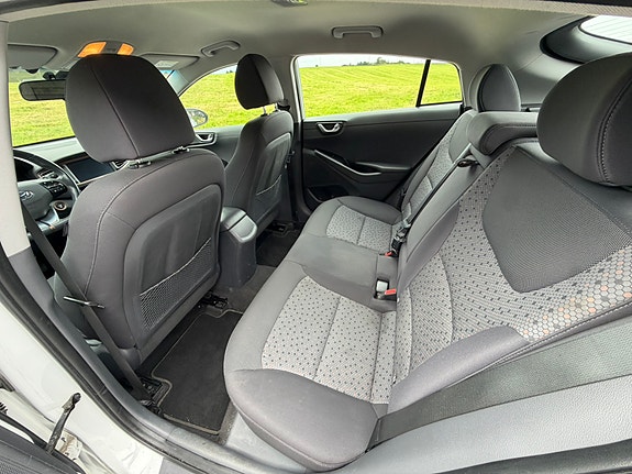 Hyundai IONIQ 8 of 12