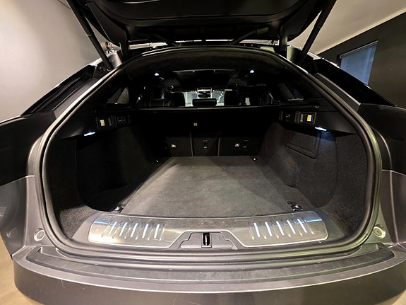 Land Rover Range Rover Velar 8 of 30