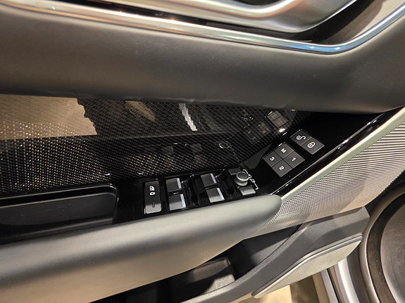 Land Rover Range Rover Velar 28 of 30