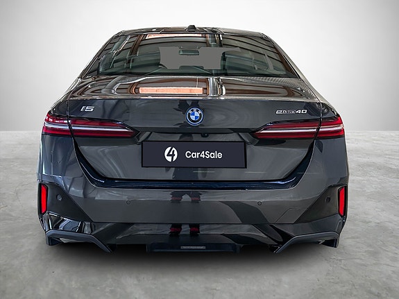BMW i5 4 of 5