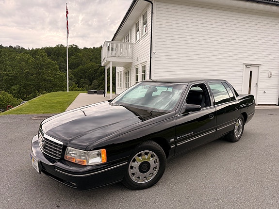 Cadillac Deville 2 of 5