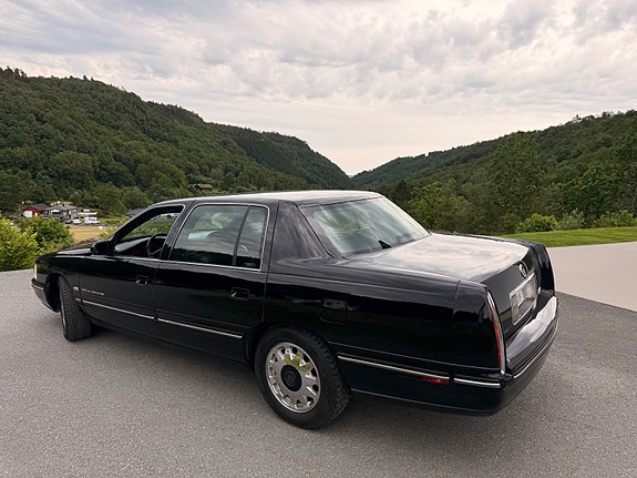 Cadillac Deville 6 of 30