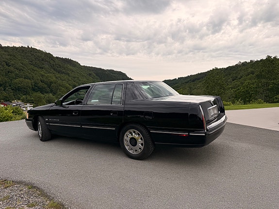 Cadillac Deville 5 of 5