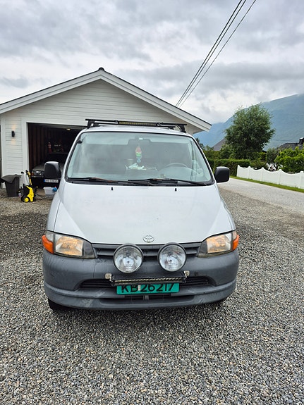 Toyota HiAce 2 of 4