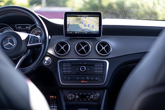 Mercedes-Benz CLA250 13 of 30