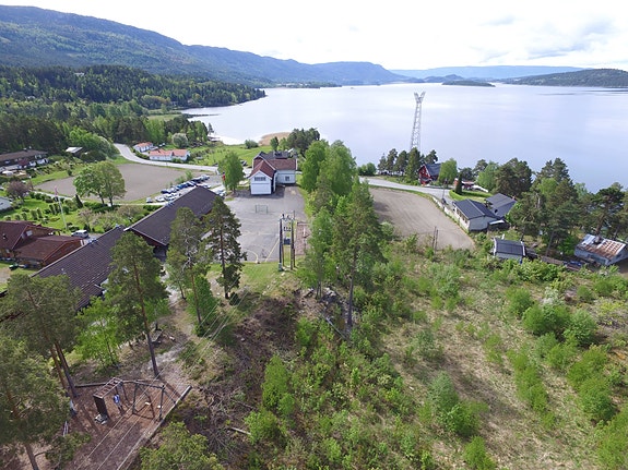 Skolen ligger idyllisk til innerst i Steinsfjorden.
