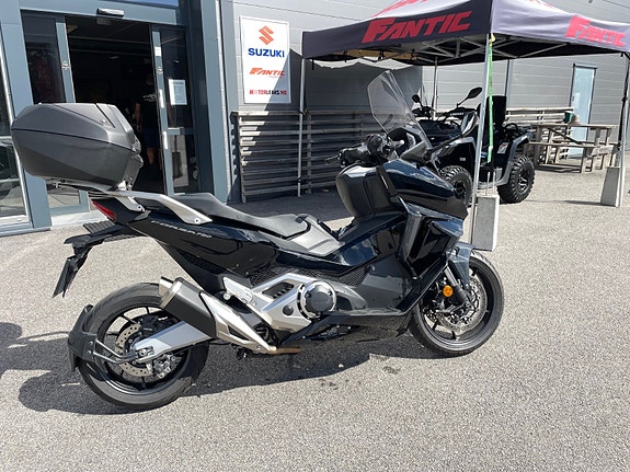 Honda Forza 750 BLACK. 2 of 7