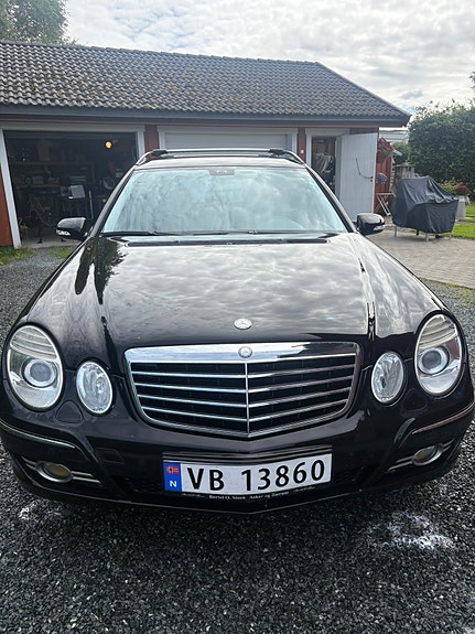 Mercedes-Benz E220 2 of 5