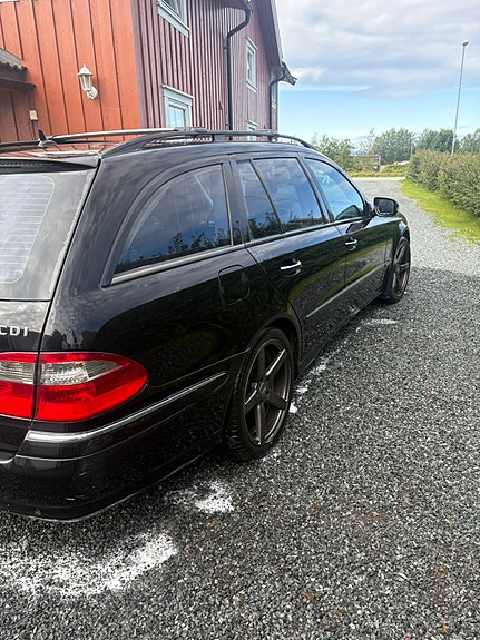 Mercedes-Benz E220 4 of 5