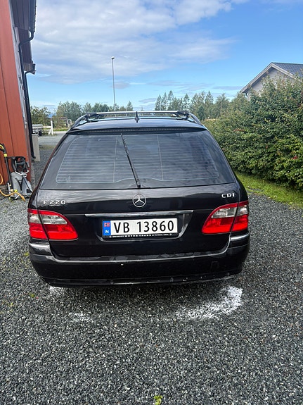 Mercedes-Benz E220 3 of 5