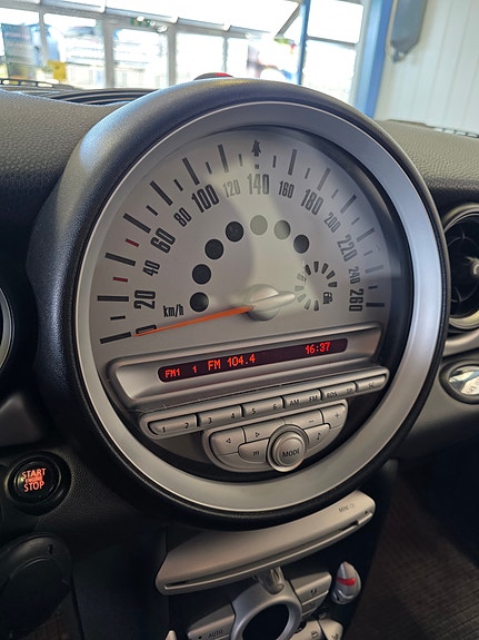 MINI Cooper 9 of 17