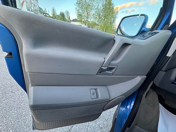 Volkswagen Multivan 13 of 28