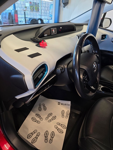 Toyota Prius 9 of 15