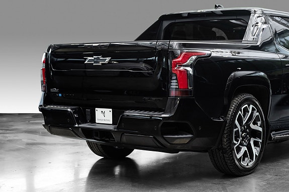 Chevrolet Silverado 8 of 30