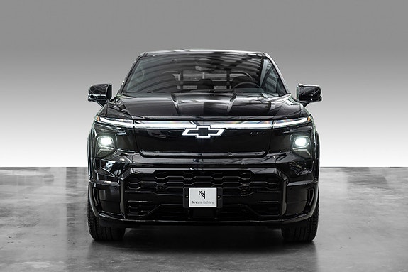 Chevrolet Silverado 2 of 30