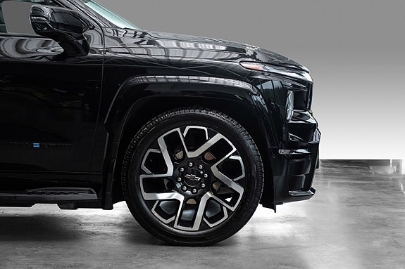 Chevrolet Silverado 9 of 30