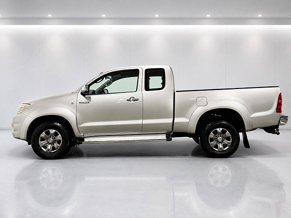Toyota HiLux 2 of 5