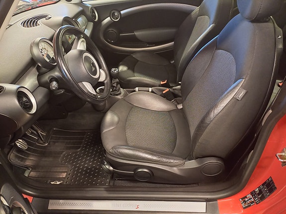 MINI Cooper S 8 of 12