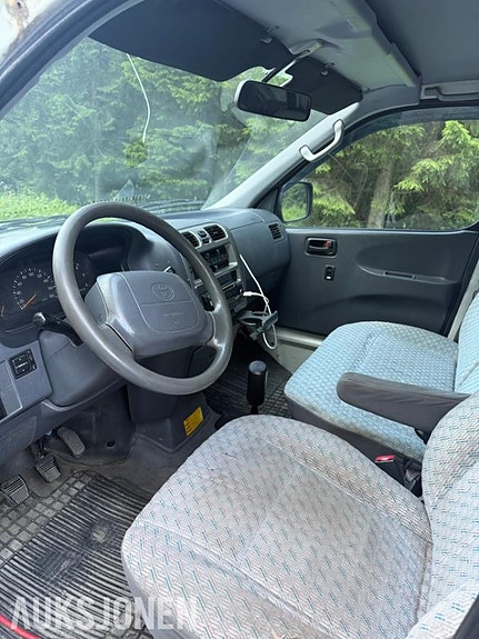 Toyota HiAce 5 of 9