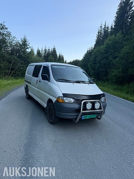 Toyota HiAce 2 of 9