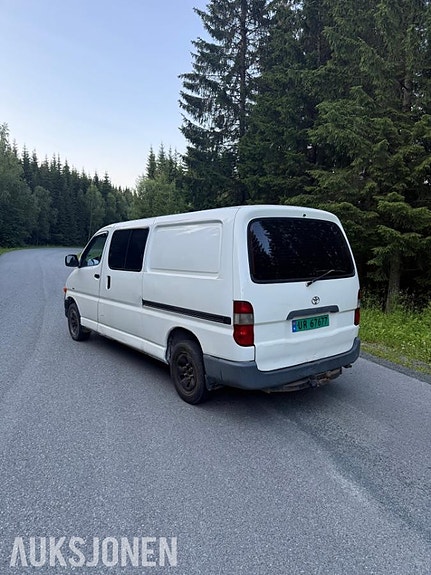 Toyota HiAce 4 of 9